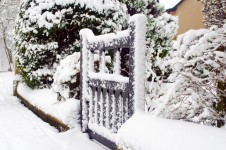Neve e giardino cancello