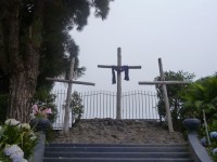 Trois croix sur une colline