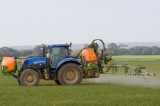 Tractor stropirii culturilor cu pesticid