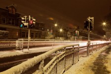 Verkehr in der Nacht im Winter