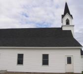 Iglesia blanca con aguja