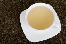 Biały kubek z zieloną herbatą