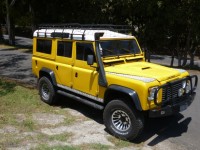 Žlutá Land Rover Defender