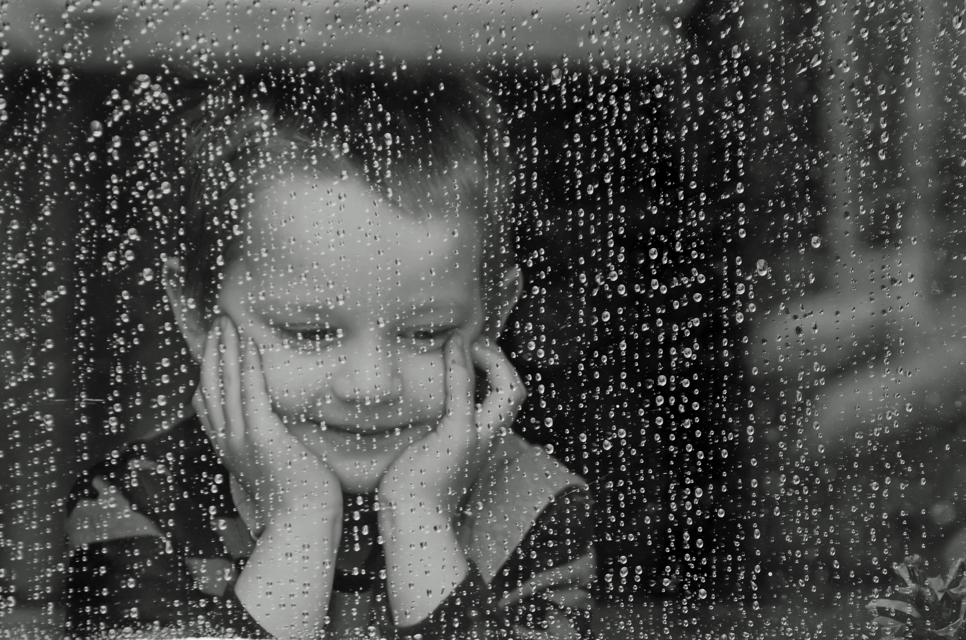 Bambino e pioggia