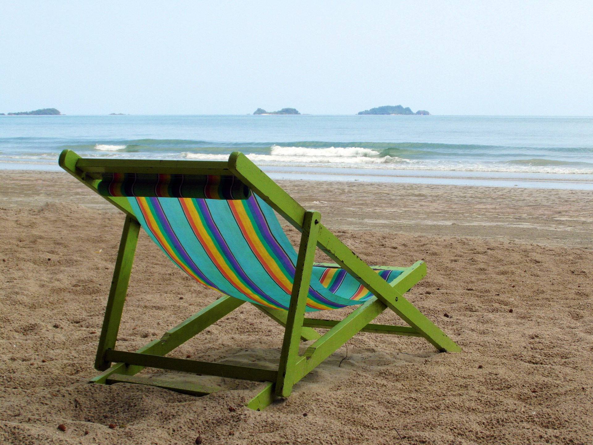 Liegestuhl auf einem leeren Strand