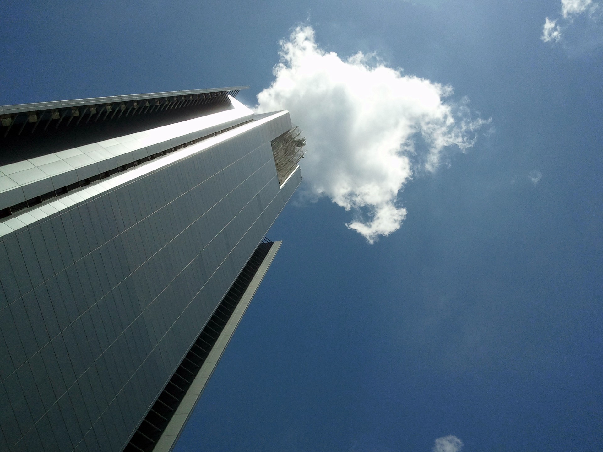 Hoog gebouw en cloud