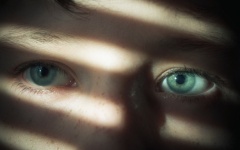 Modré oči a sluneční paprsek