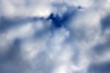 Brecha azul en blanco nube blanca suave