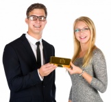 Empresários e uma barra de ouro
