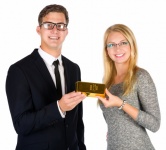 Empresários e uma barra de ouro