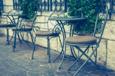 Chaises et tables de café