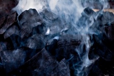 Aproape de un cărbune fumător