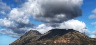 Sombras de nuvens na montanha