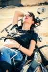 Flicka på motorcykel