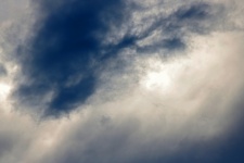 Luccicante nuvola bianca in un cielo blu