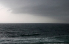 Pesante nuvola grigia sull'oceano