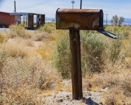 Cutie poștală abandonată de grunge