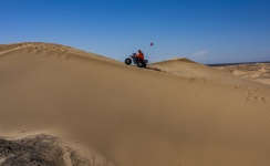 špinavé kolo na písečné duně