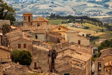 Cidade montanhosa medieval na Itália