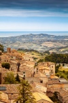 Cidade montanhosa medieval na Itália