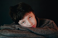 Portret van een tiener in een trui