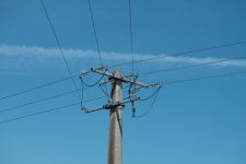 Электрический столб и провода