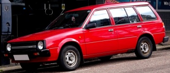 Roter Vintage Nissan Kombi