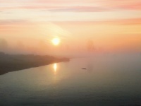 Wschód słońca nad jeziorem mgła