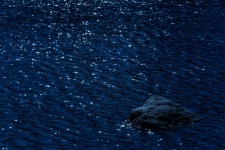 Piatra în apă noaptea