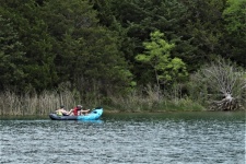 Dois homens canoagem no lago