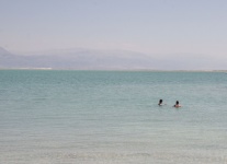 Zwei Menschen schwimmen im Toten Meer