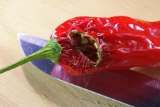 En röd chili med ett hål