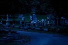 Hřbitov v noci