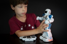 Enfant, garçon, jouet, robot