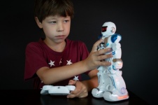 Bambino, ragazzo, giocattolo, robot