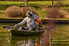 Fiskare i en roddbåt på sjön