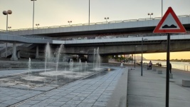 橋の下の噴水