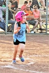 Petite fille jouant au T-ball 2