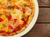 Pizza op een bord