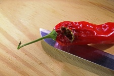 červené chilli s otvorem v noži