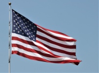 Bandiera degli Stati Uniti sul cielo blu