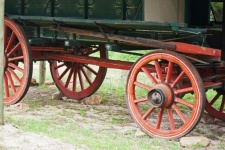 Roues et essieu du vieux wagon à bœufs