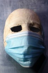 Uma máscara cirúrgica azul claro