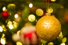 Bauble pendurado em uma árvore de Natal