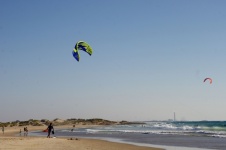 Plage avec kite surfeurs