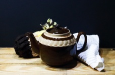 Brązowy czajniczek ceramiczny glazurowan