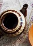 Ceainic maro din ceramică pe pânză de mă