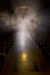 Puerta de la iglesia con luz