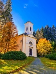 Iglesia en otoño