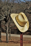 Cowboyhoed hangend aan hek